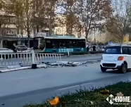 河南濮阳小米SU7撞坏百米隔离护栏：护栏碎片波及周边十余辆车