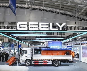 吉利醇氢电动巴士、除雪车亮相冰博会：续航不衰减，可5分钟补能