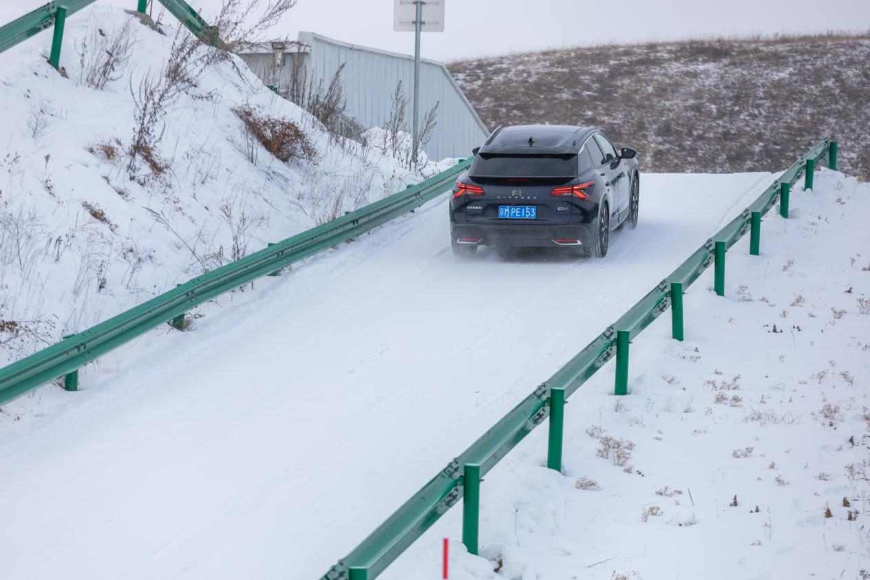 凡尔赛C5 X与508L斩获2025极寒驾控安全验证证书