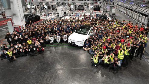 特斯拉全球第900万辆电动车在上海工厂下线！